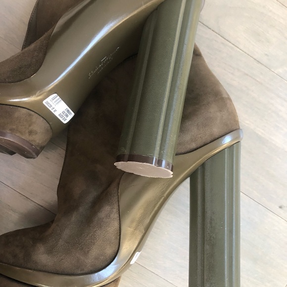 Ferragamo Volterra Suede Booties Size 9 - Picture 6 of 7